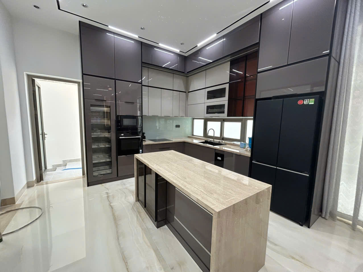 Tủ bếp inox cánh kính nhà Anh Tâm - Chị Thoa tại TP. Hồ Chí Minh